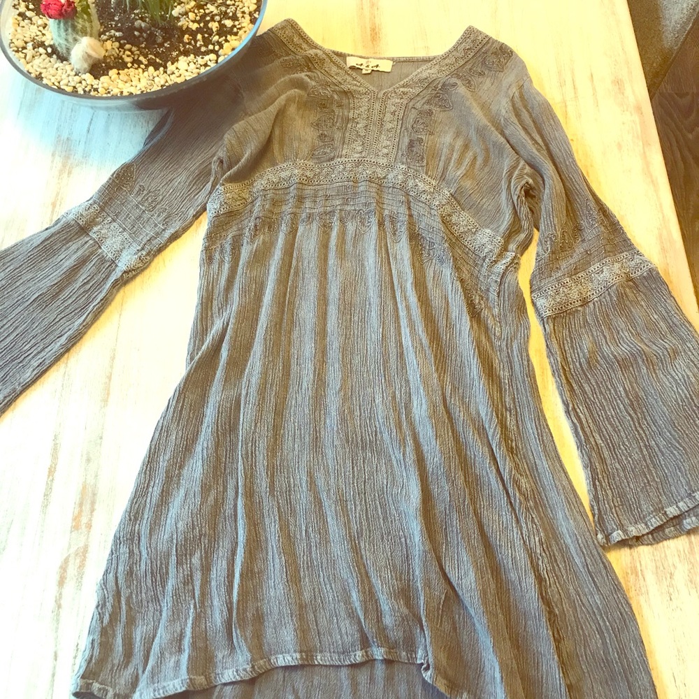 Cute grey dress!